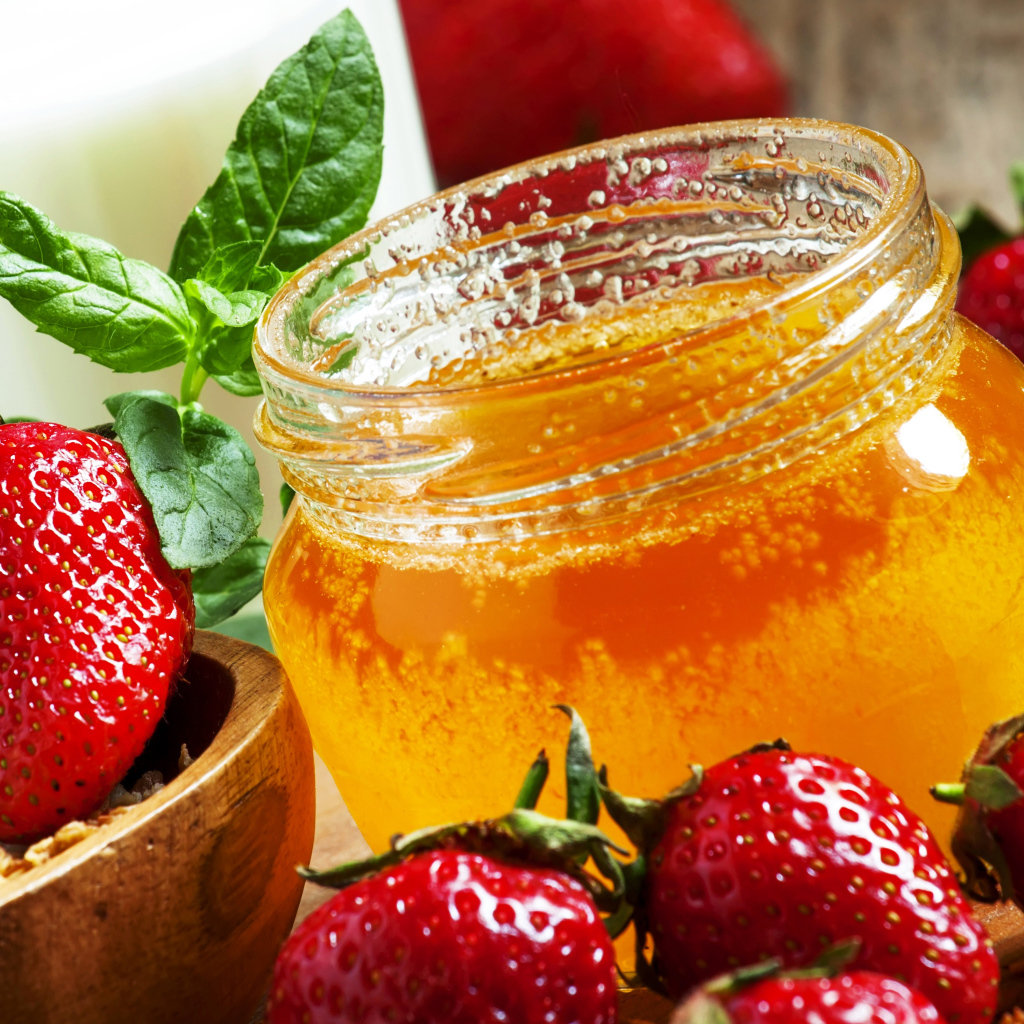 Мед и спелая свежая клубника 