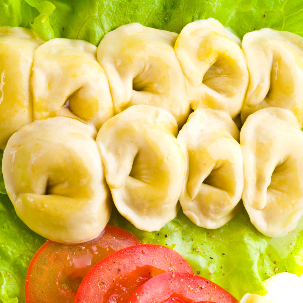 Горячие пельмени с овощами крупным планом 