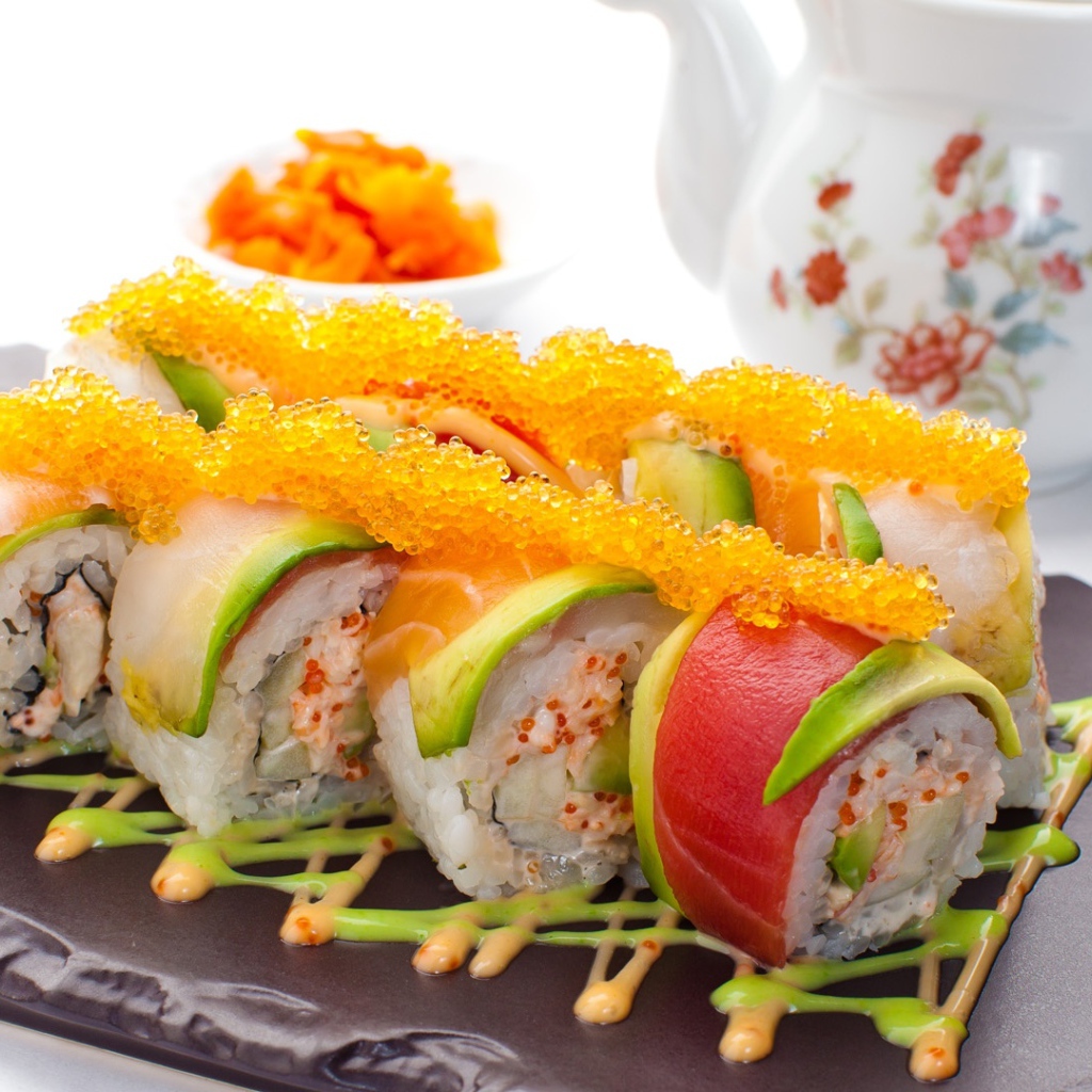 Японские роллы с икрой и авокадо 