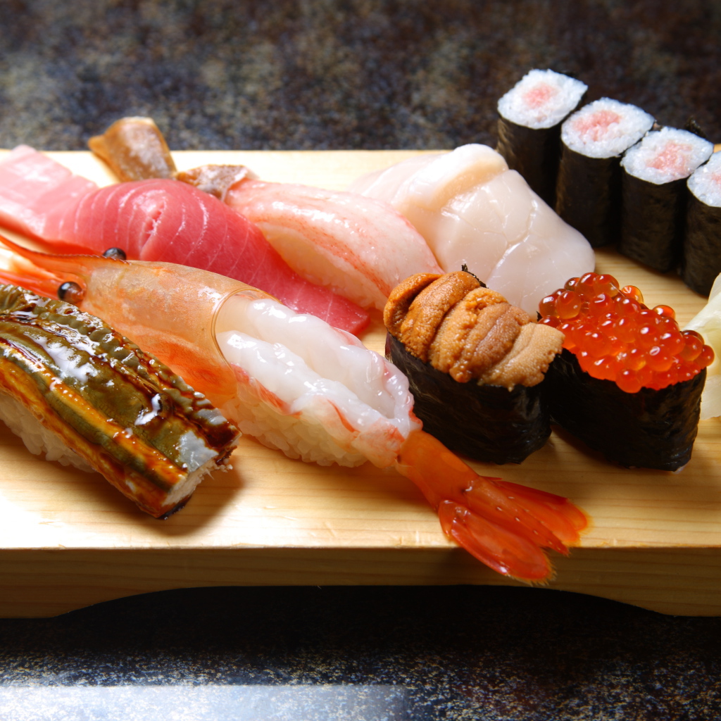 Японские суши на деревянной доске с морепродуктами