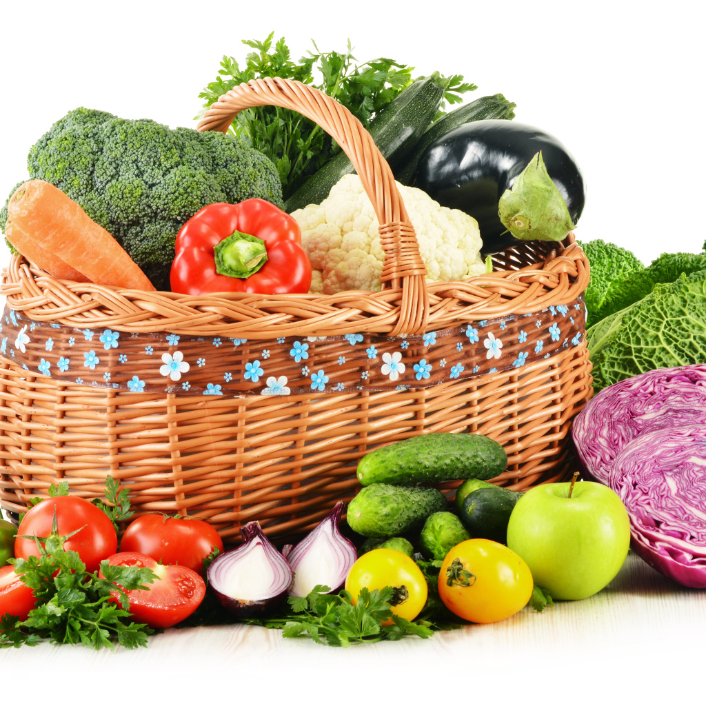 Большая корзина овощей на белом фоне
