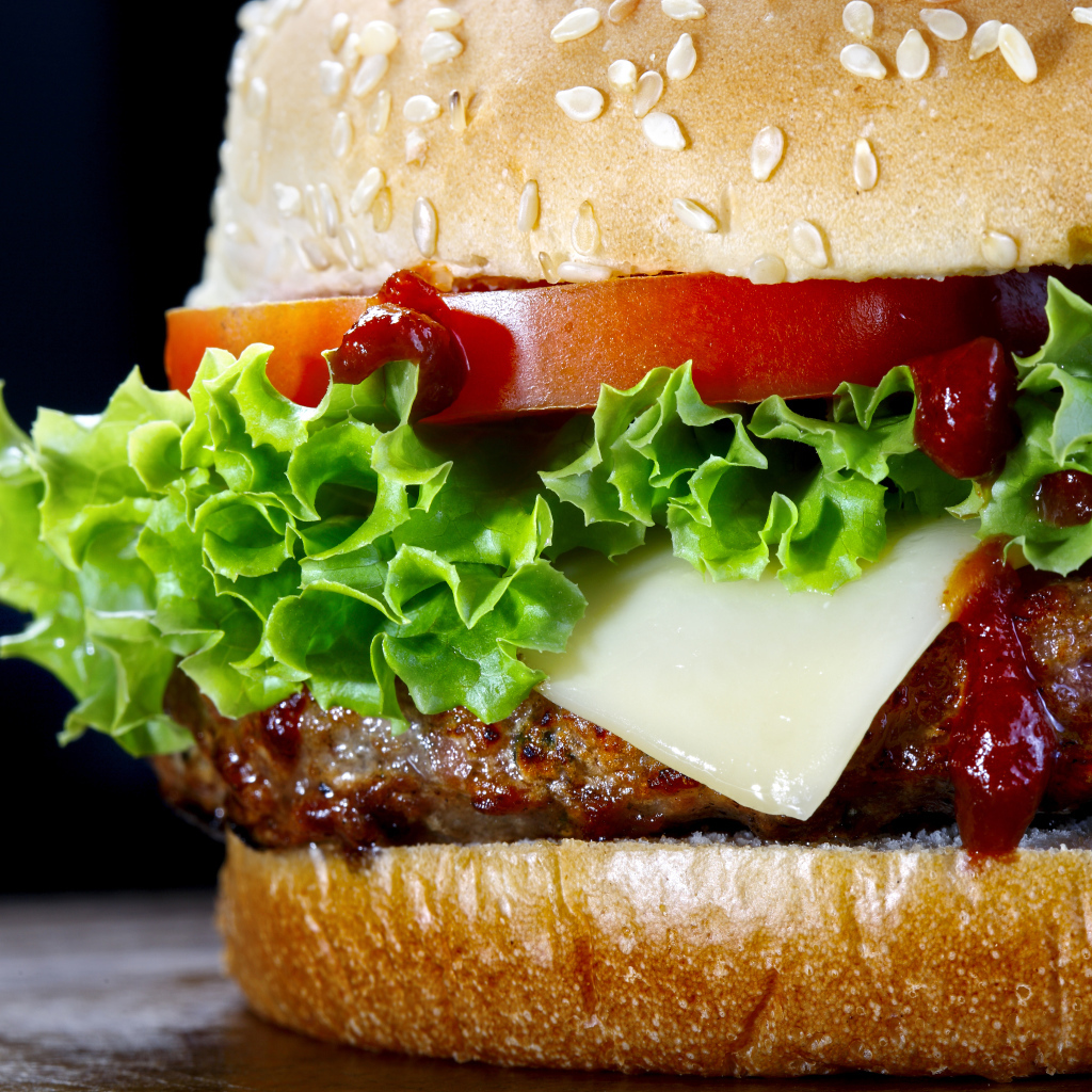 Большой сочный гамбургер крупным планом