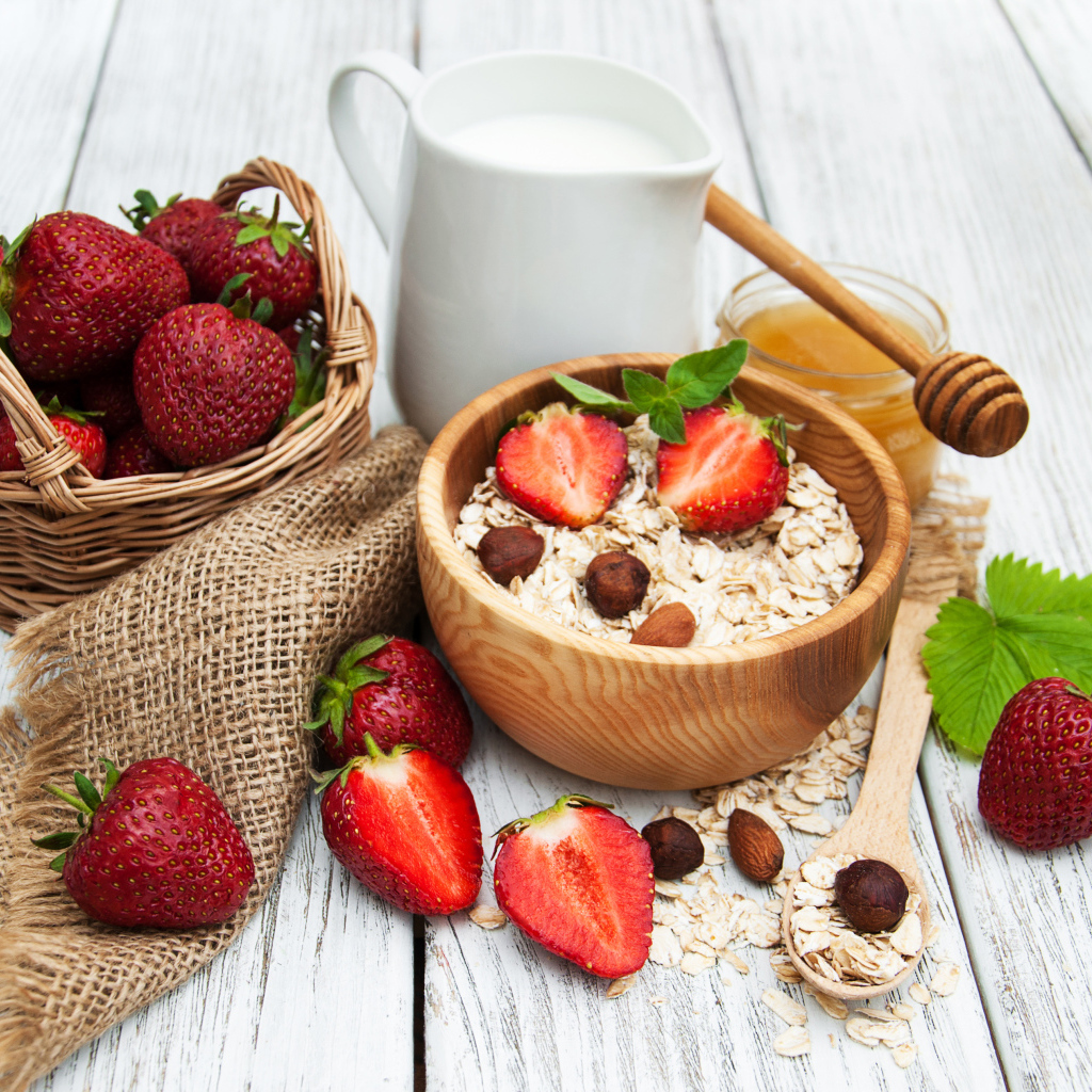Овсяные хлопья с молоком и свежей клубникой на завтрак 