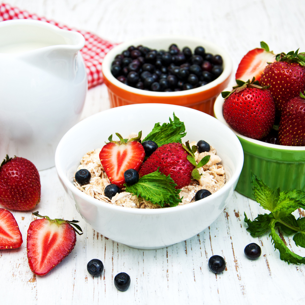 Овсяные хлопья и свежая клубника на завтрак 