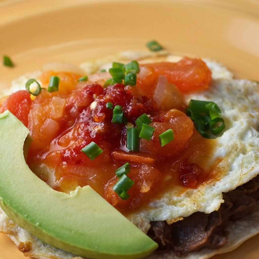 Омлет с соусом, кусочком авокадо на завтрак