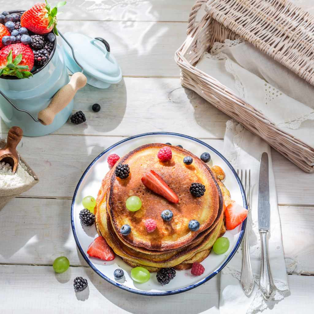 Оладьи с ягодами и молочными продуктами на завтрак 