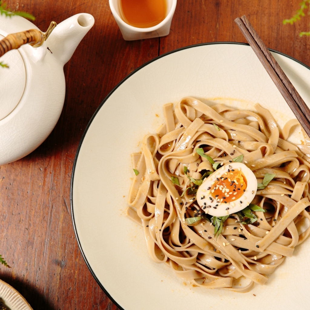 Паста с соусом и яйцом 