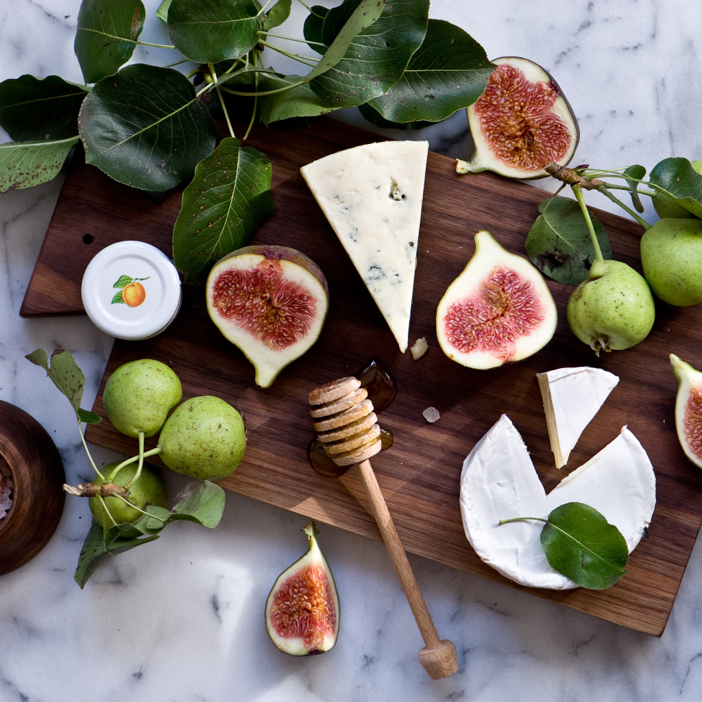 Груши с инжиром и сыром на разделочной доске