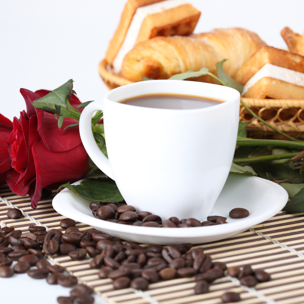 Романтический завтрак, кофе с выпечкой и красные розы 
