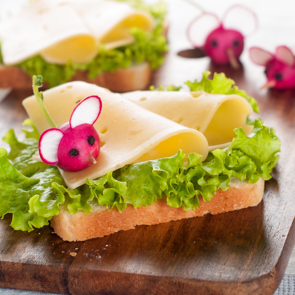 Бутерброд с сыром, салатом и редисом 