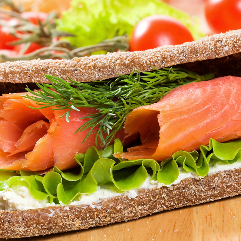 Сэндвич с зеленью и красной рыбой 