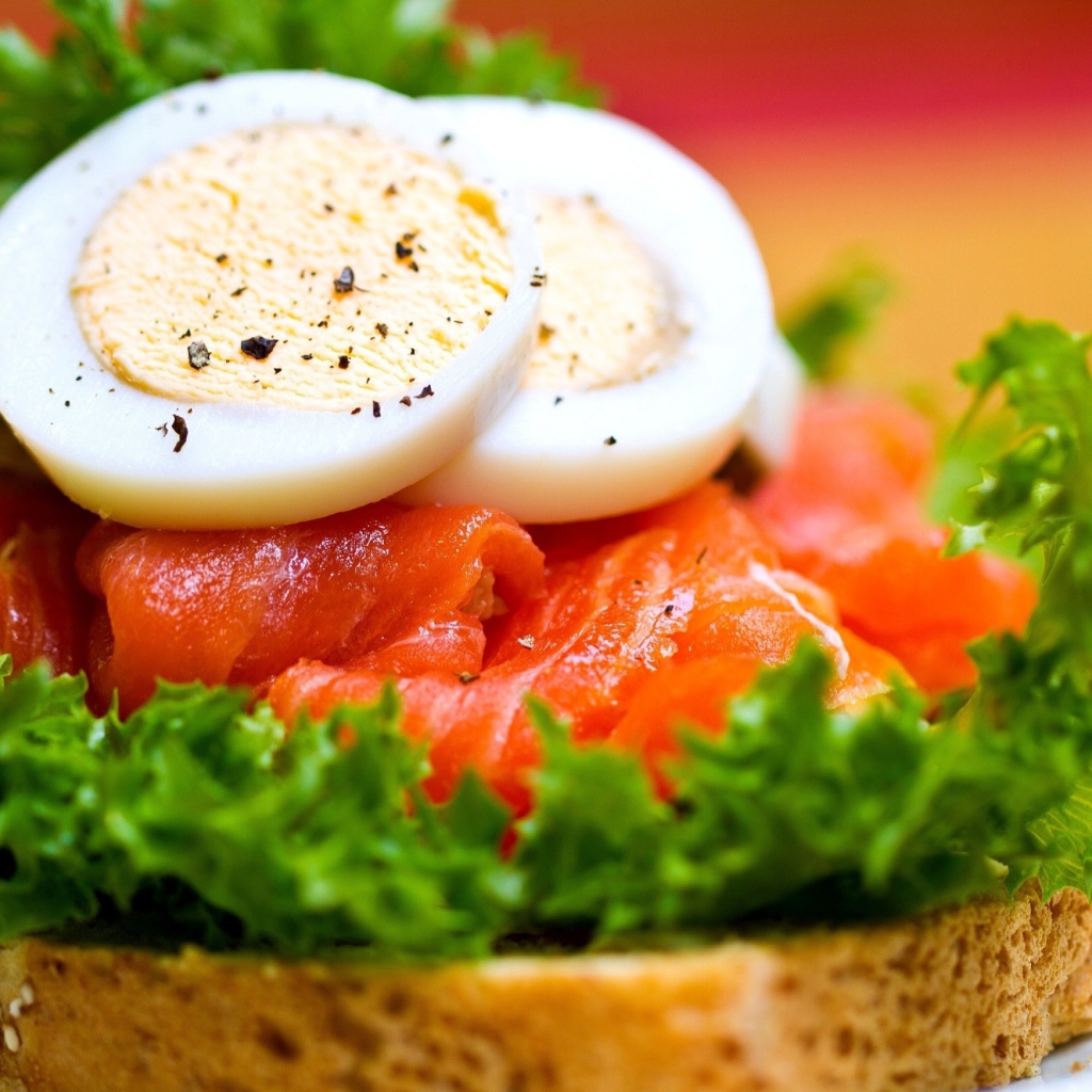 Бутерброд с красной рыбой и вареными яйцами