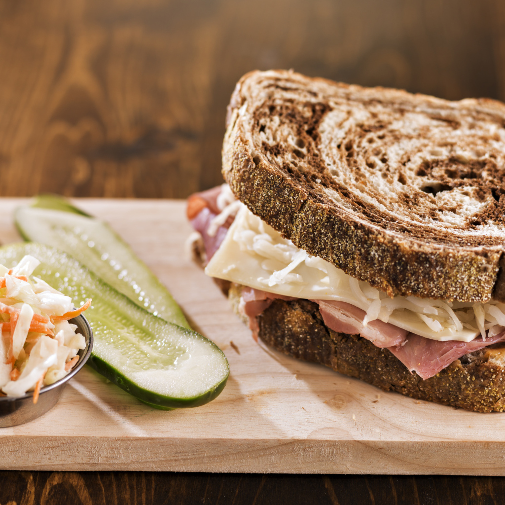 Сэндвич с овощами на разделочной доске 