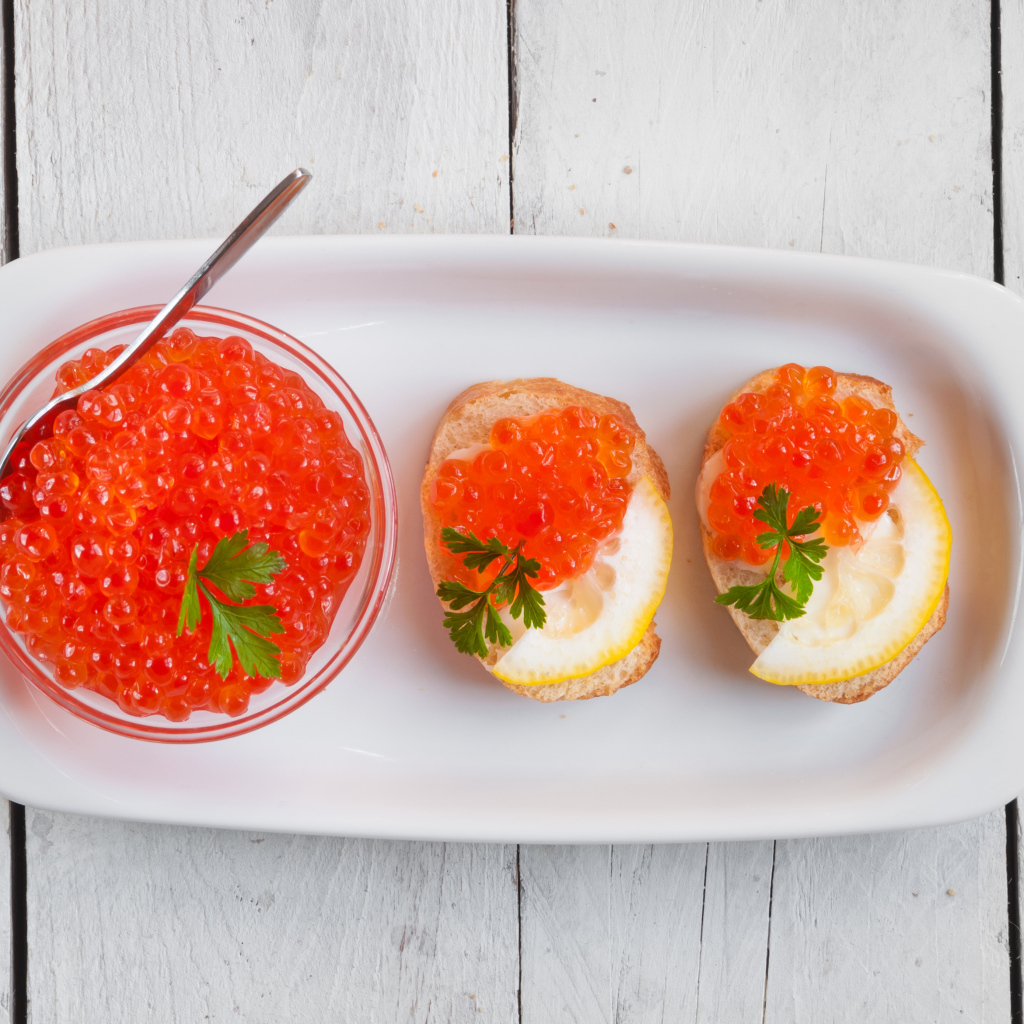 Бутерброды с красной икрой и лимонами
