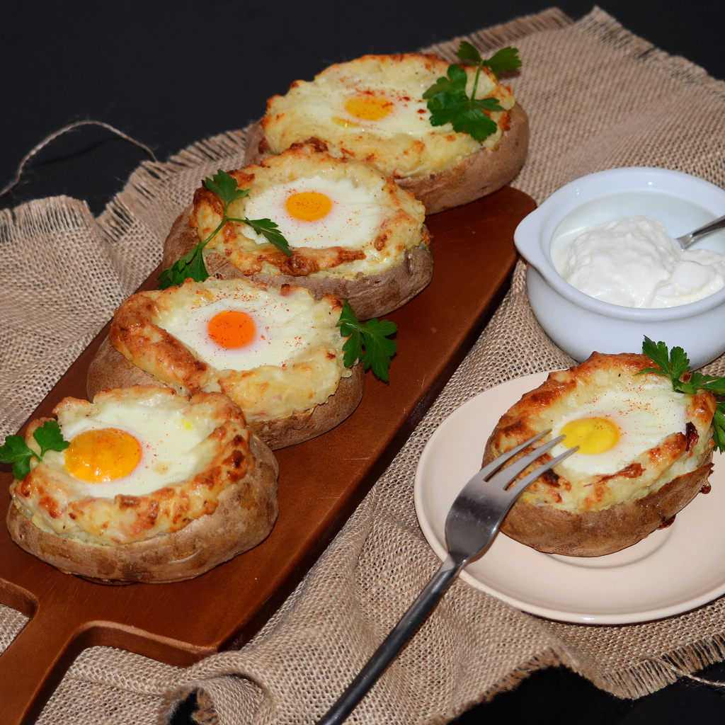 Бутерброды с яичницей на разделочной доске к завтраку
