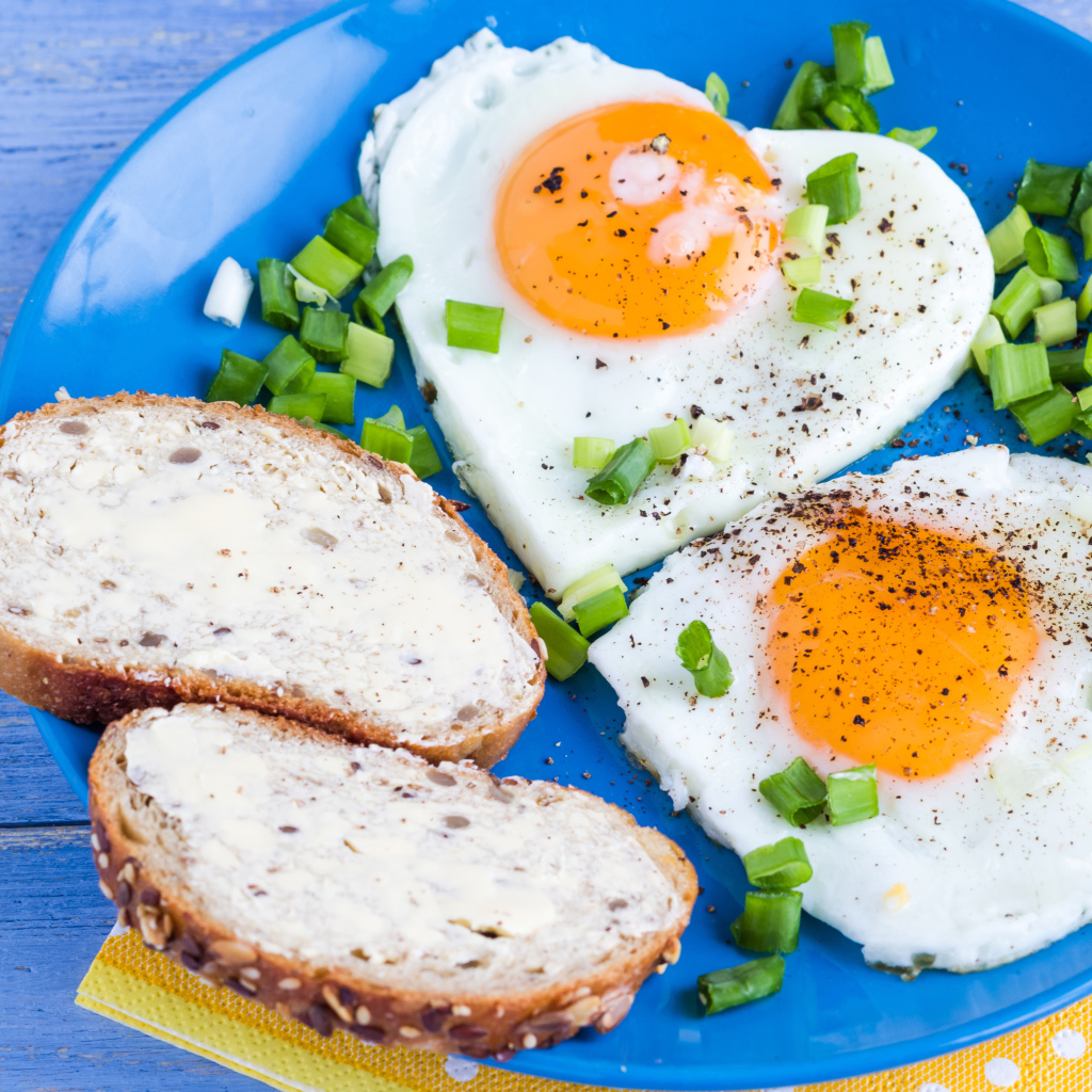 Яичница в форме сердца и бутерброды на завтрак 