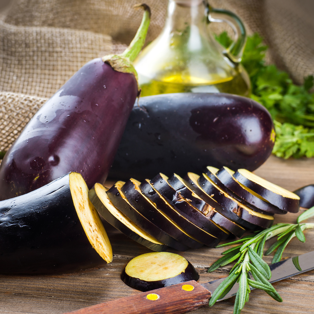 Нарезанный баклажан на столе крупным планом