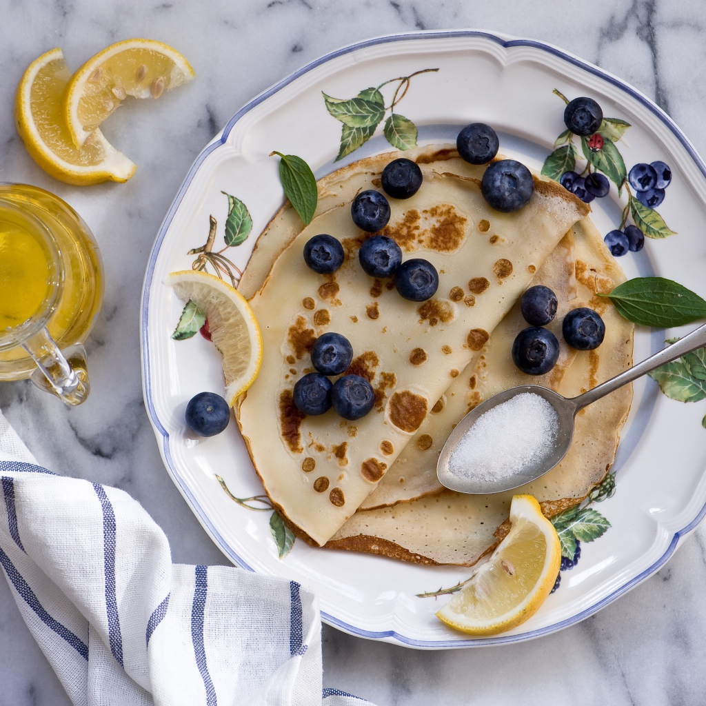 Тонкие блинчики с черникой, лимоном и медом