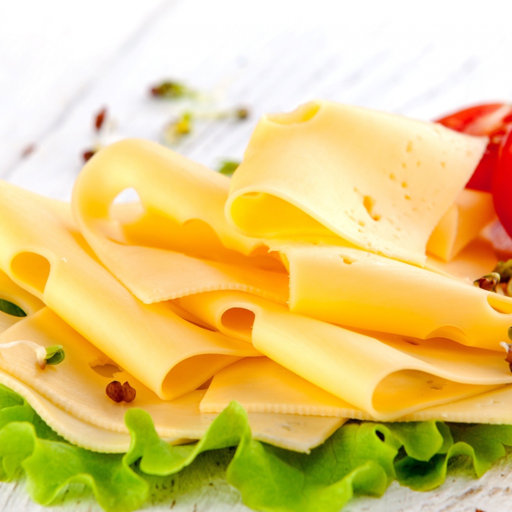 Тонко нарезанный сыр с помидорами