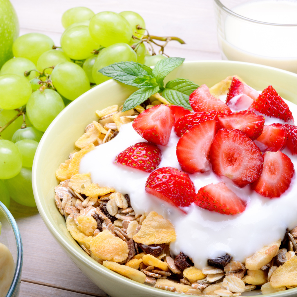 Мысли на завтрак с ягодами клубники,  виноградом и сливками