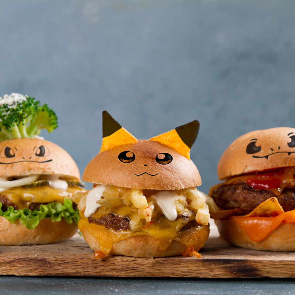 Три аппетитных гамбургера украшены в виде покемонов