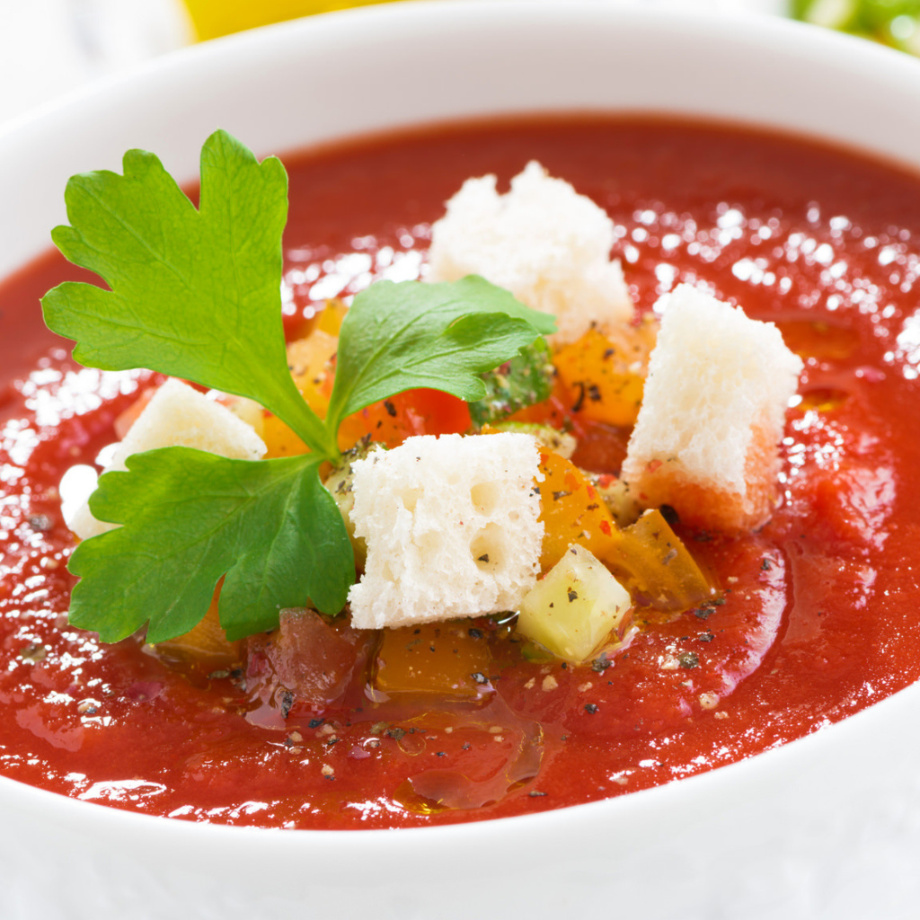 Томатный суп в белой тарелке с гренками 