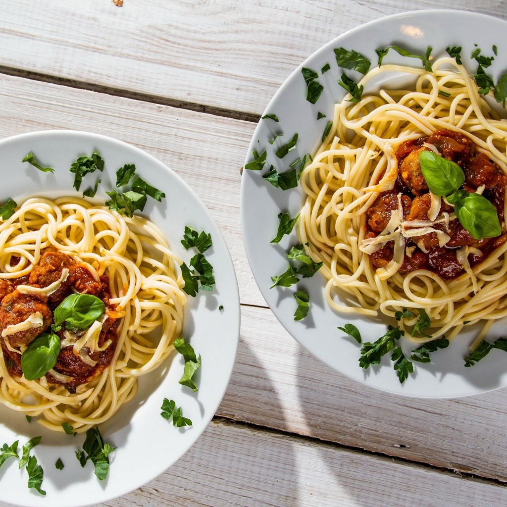 Две тарелки аппетитных спагетти 
