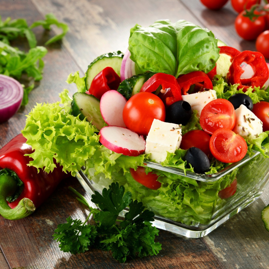 Овощной салат с сыром в стеклянной посуде 