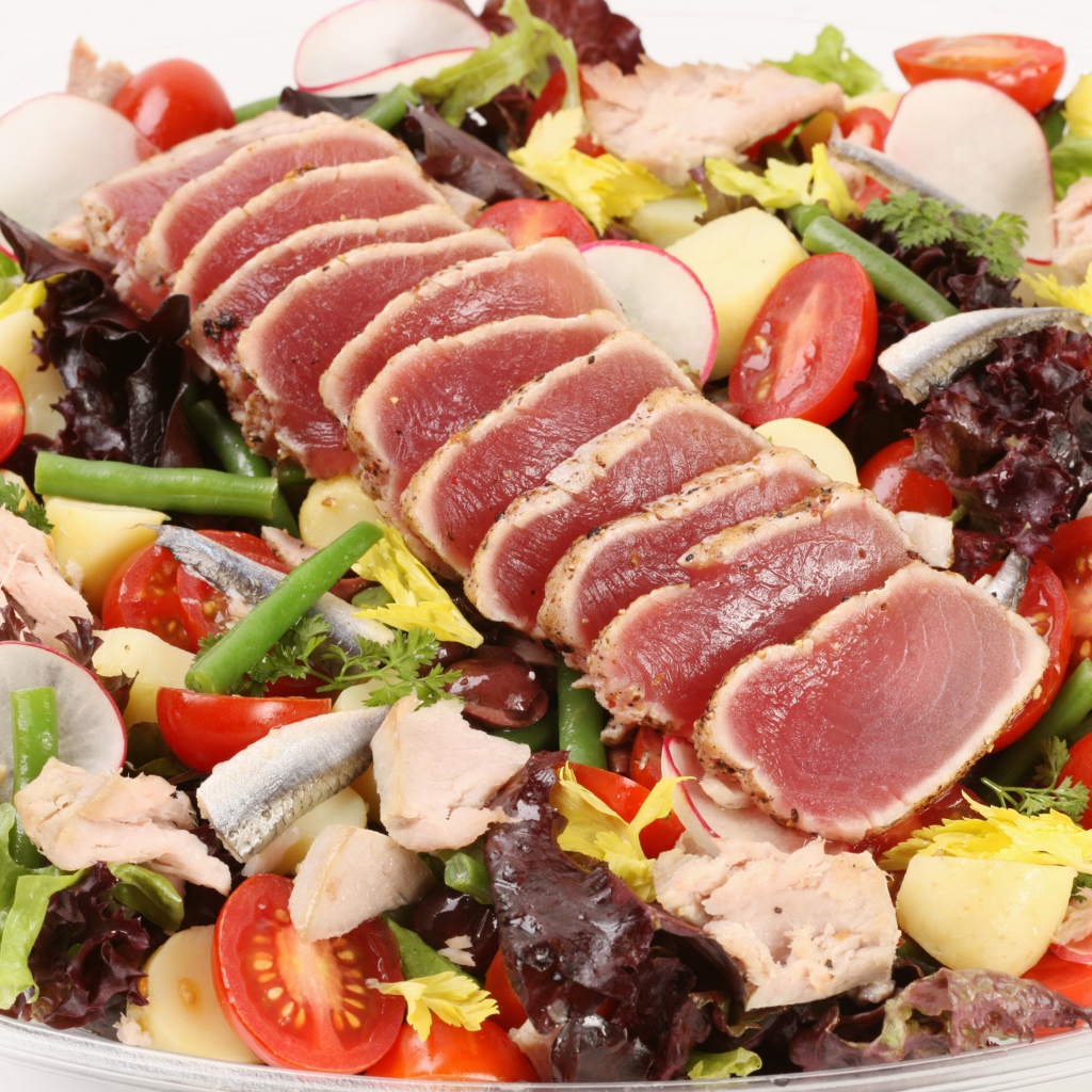 Овощной салат с рыбой и мясом