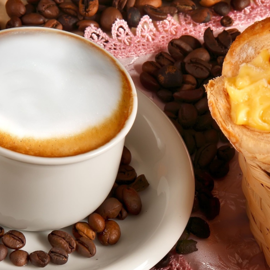 Белая чашка кофе с круассаном 