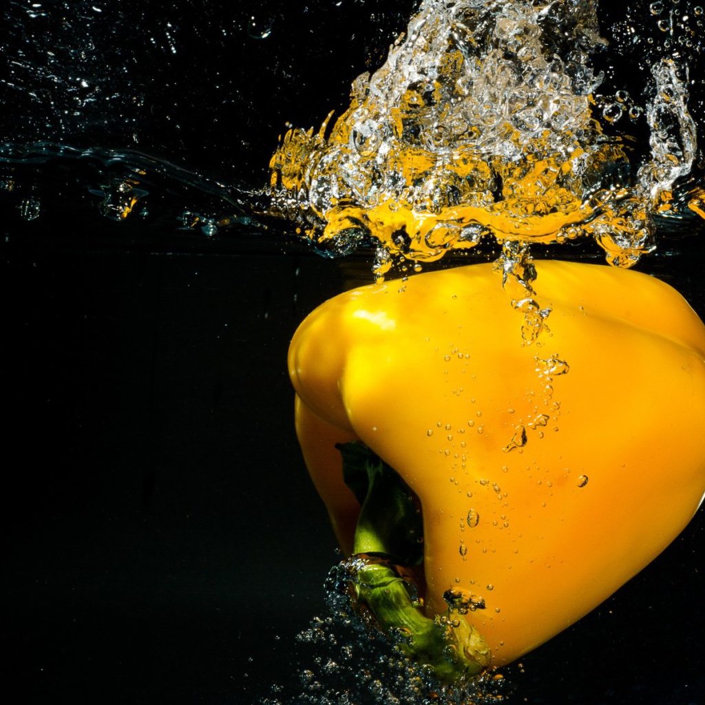 Желтый сладкий перец в воде 