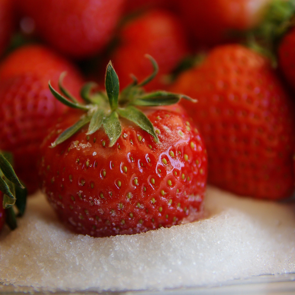 Аппетитная спелая клубника с сахаром 