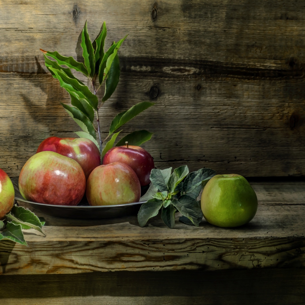 Красивые красные яблоки на деревянной лавке