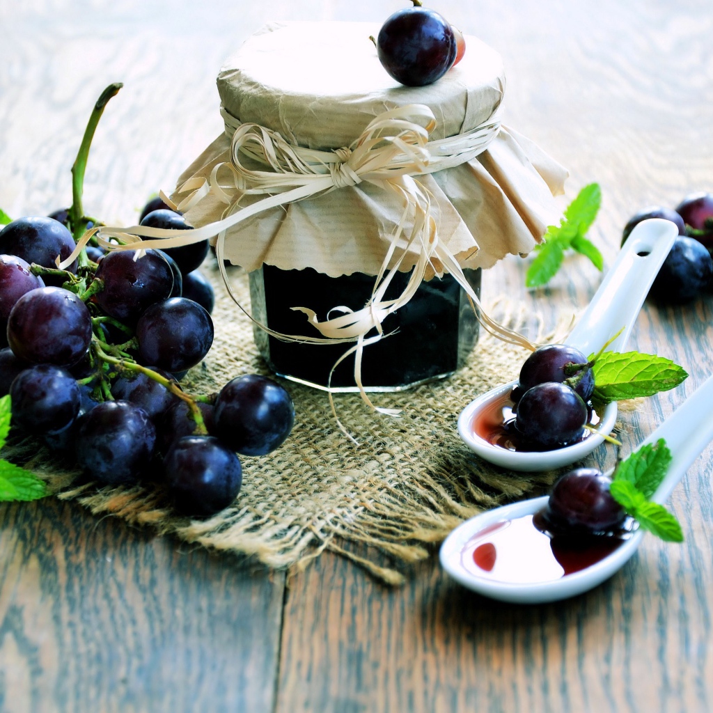 Синий виноград и баночка виноградного варенья