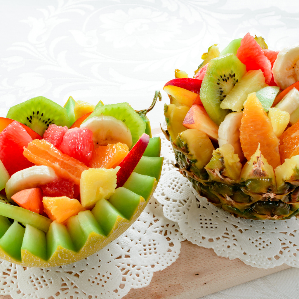 Вкусный фруктовый салат в чашах из дыни и ананаса