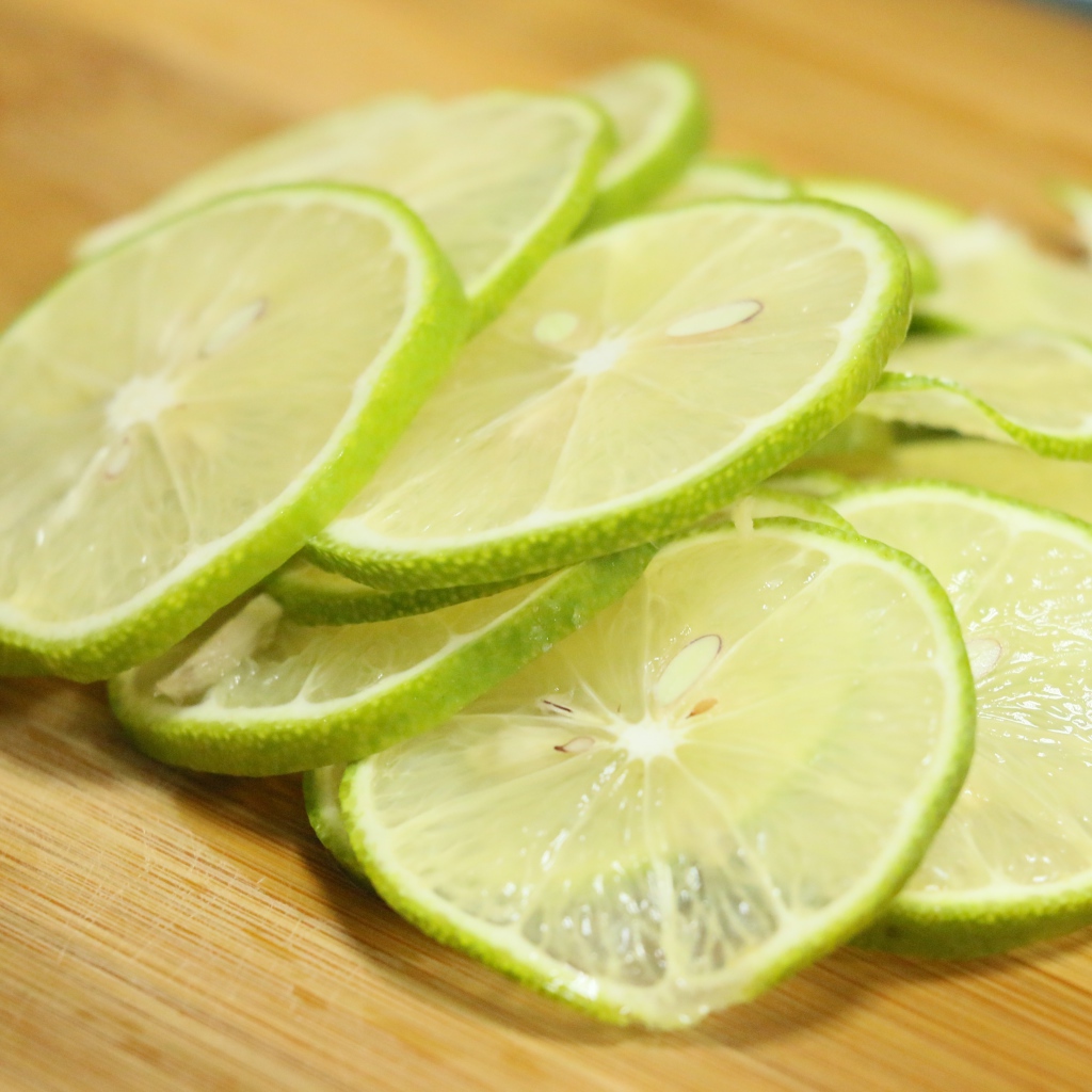 Тонко нарезанные кусочки лайма 