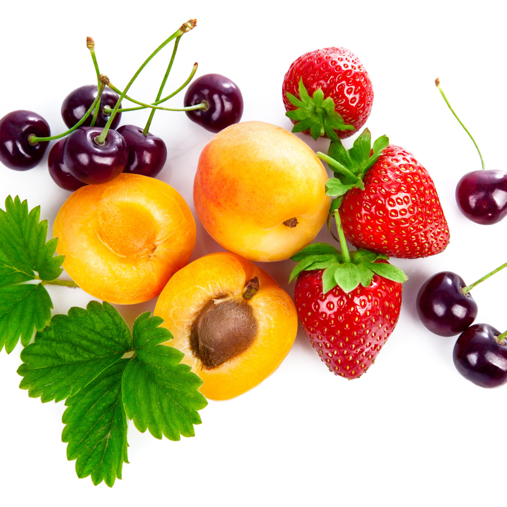 Свежие вишни абрикосы и клубника на белом фоне