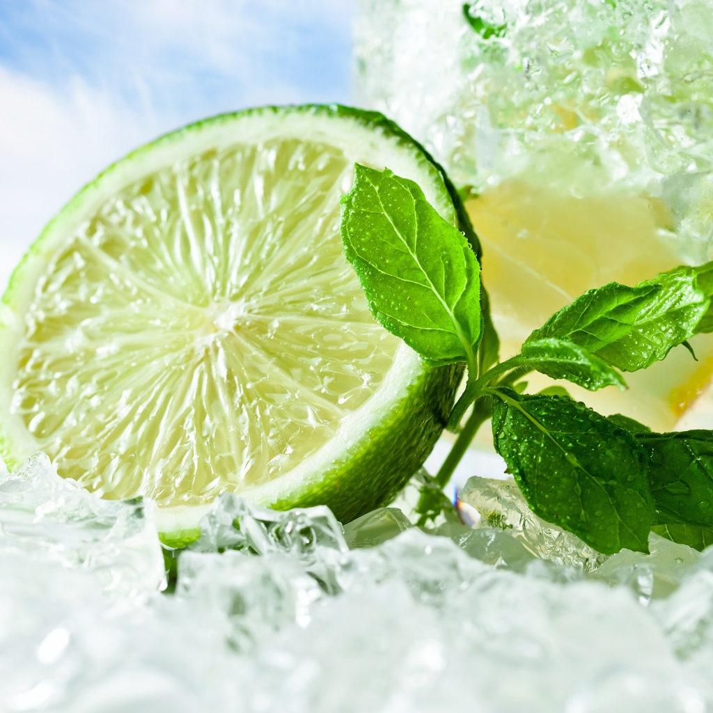 Половина зеленого лайма с кусочками льда