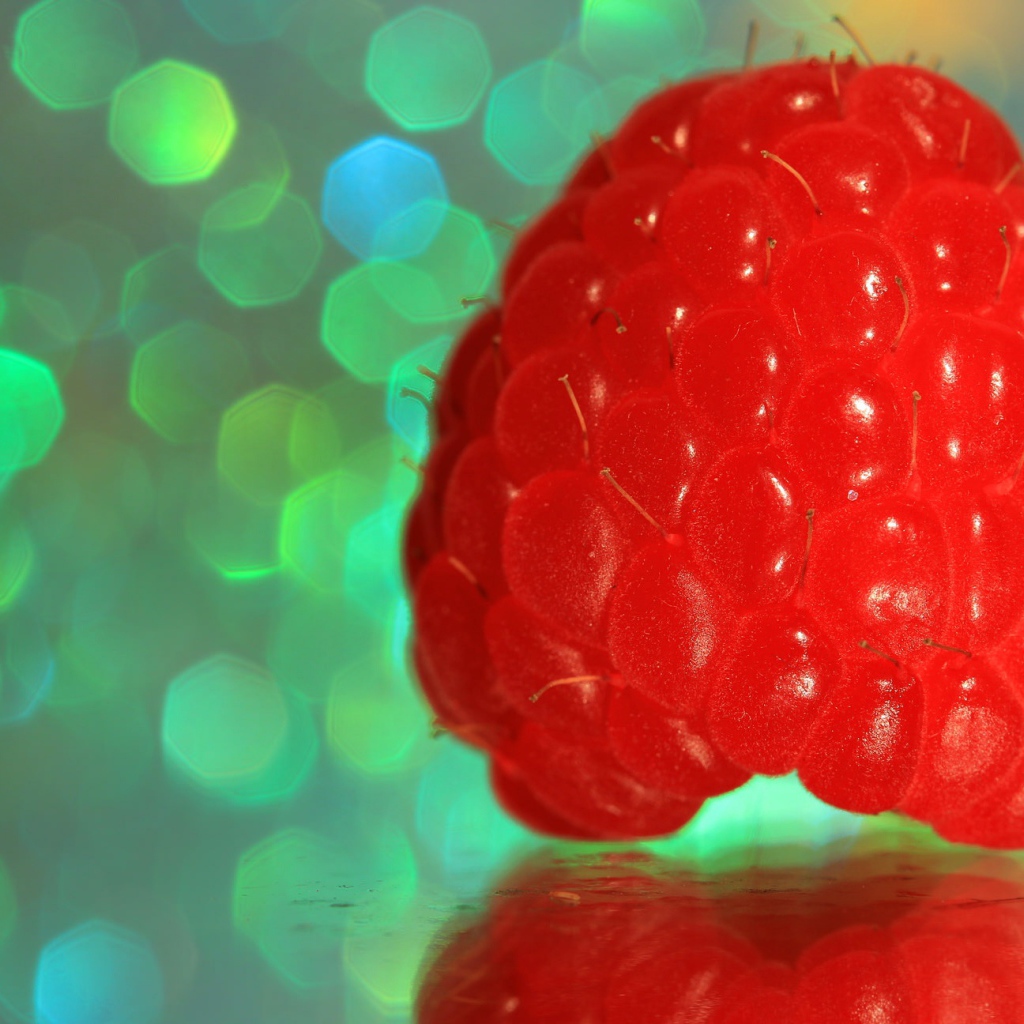 Большая сочная ягода малина крупным планом 