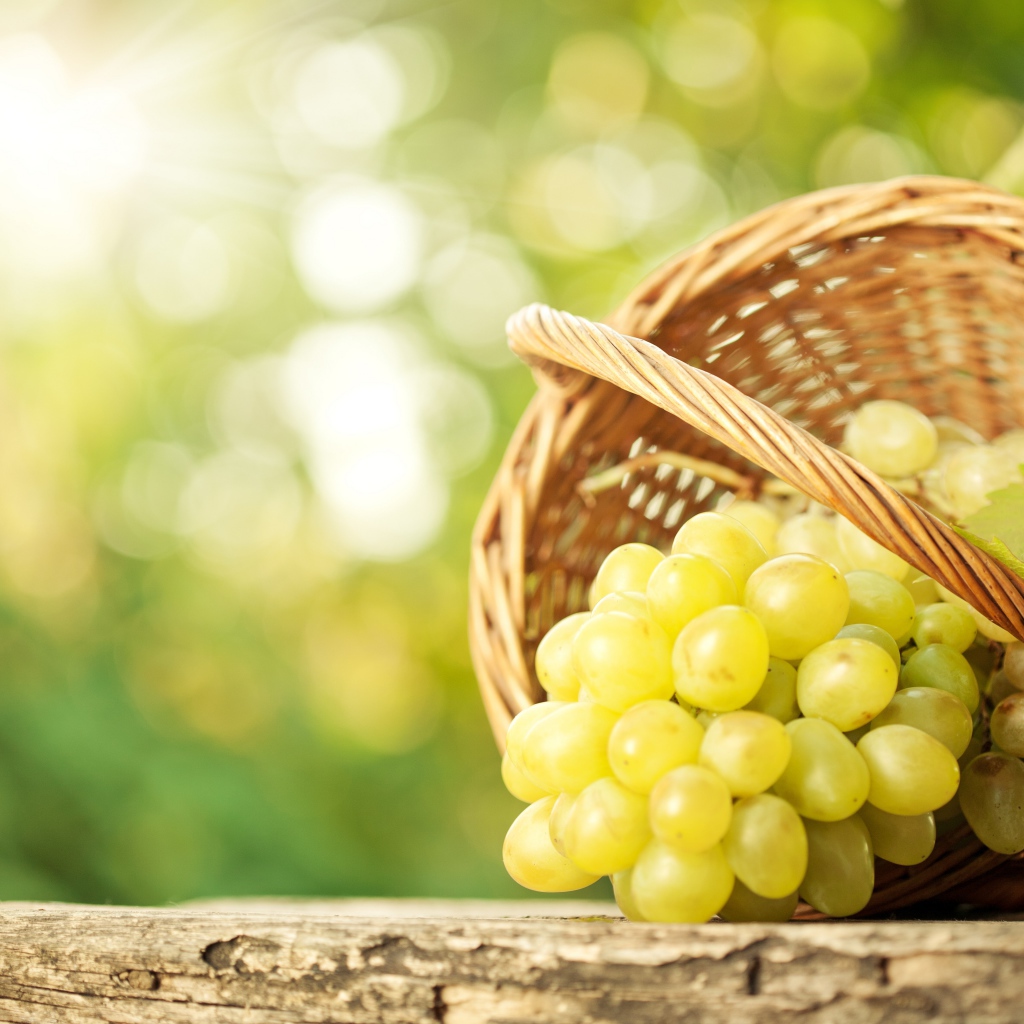 Крупный белый виноград в корзине