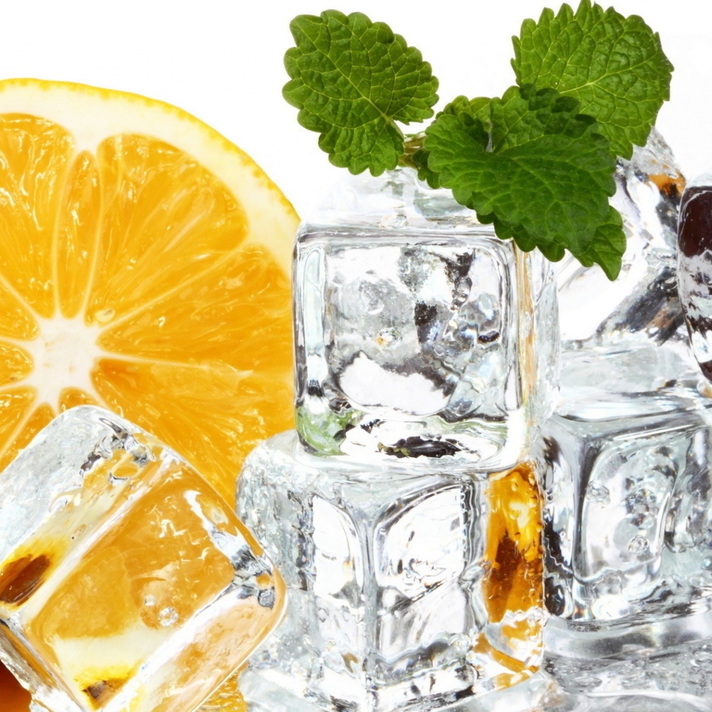 Апельсин с кубиками льда и листьями мяты