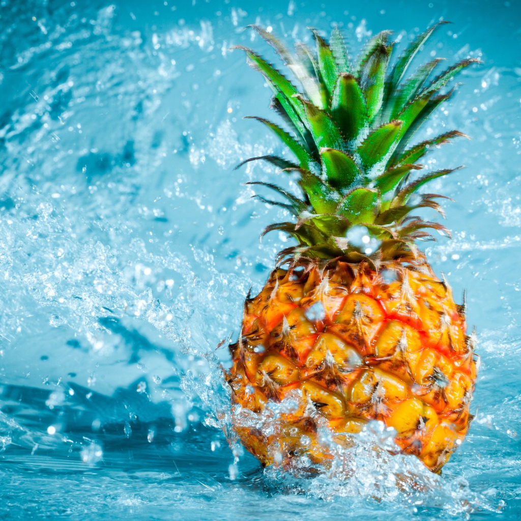 Ананас в воде на голубом фоне 