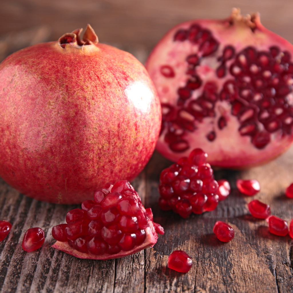 Гранат и гранатовые зерна крупным планом 