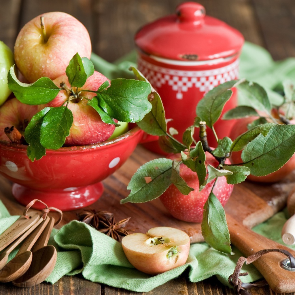 Красные яблоки на столе 