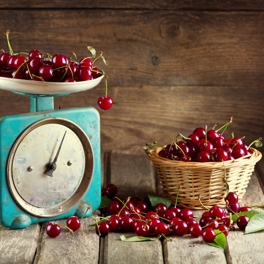 Спелые вишни взвешивают на старых весах
