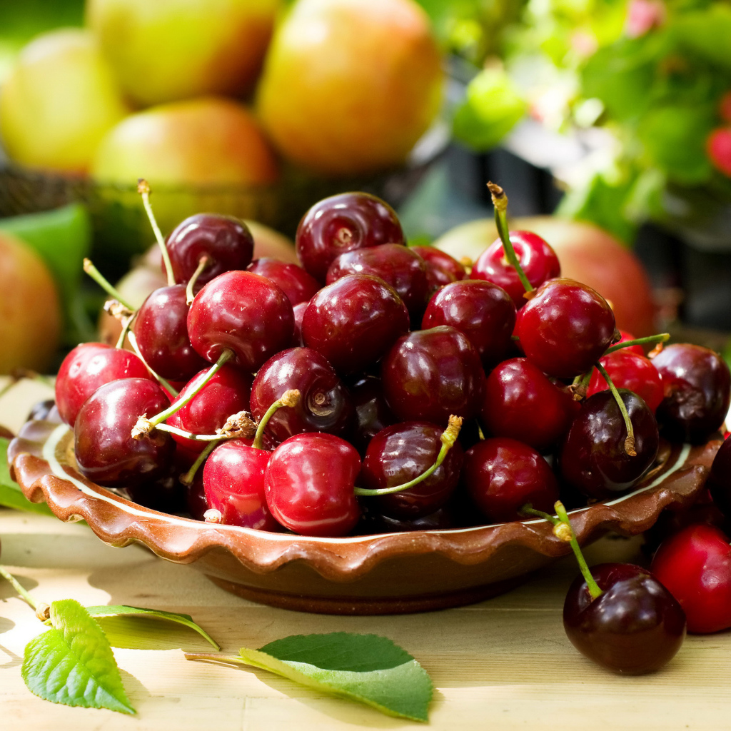 Спелая вкусная черешня на тарелке крупным планом