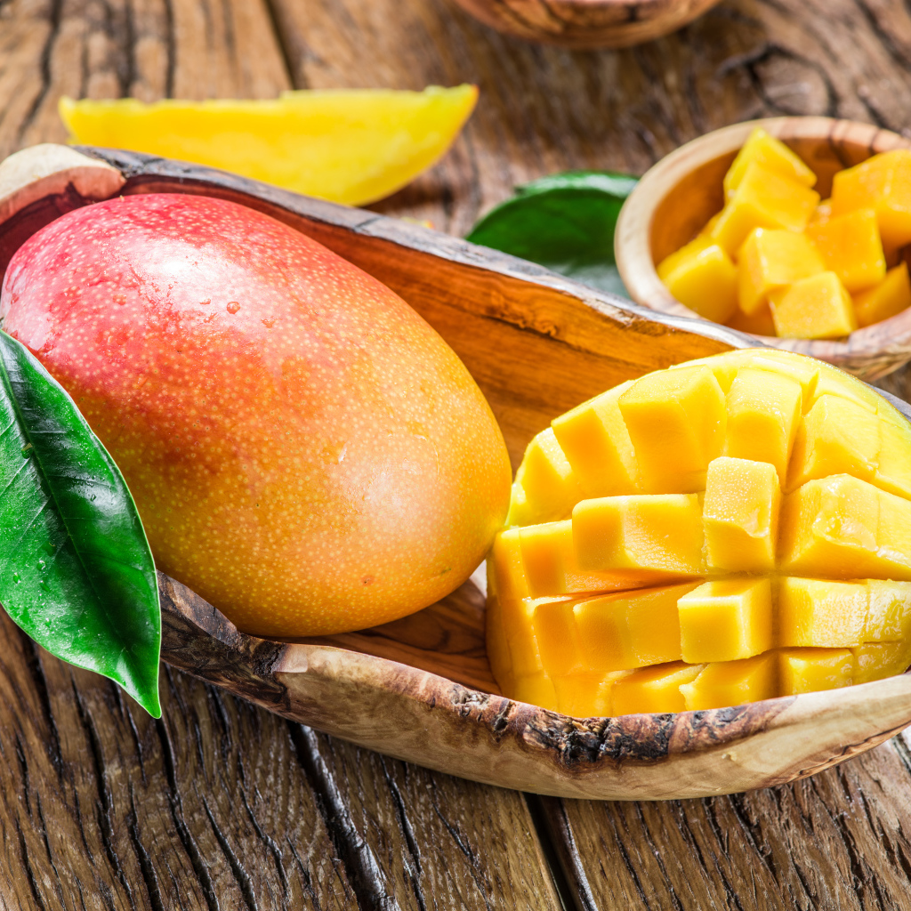 Спелый сочный фрукт манго 