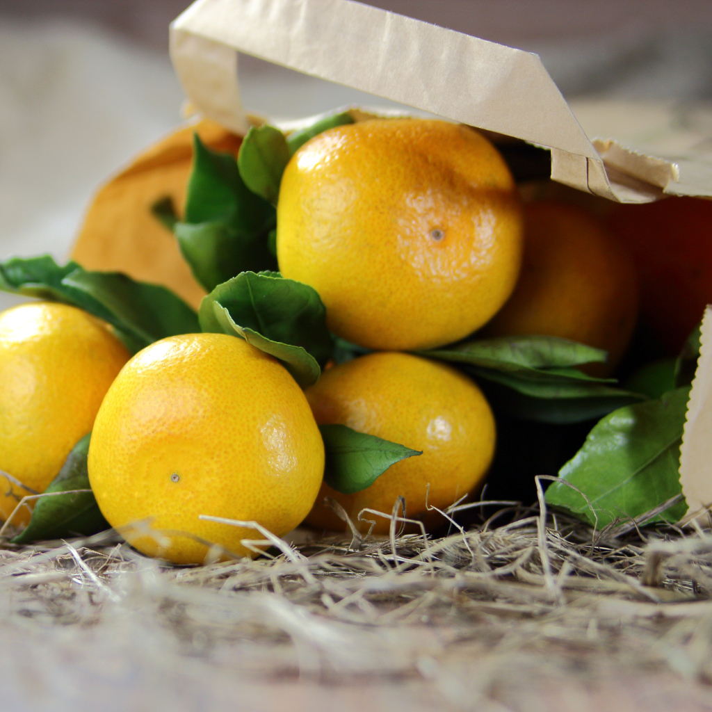 Спелые мандарины в бумажном пакете