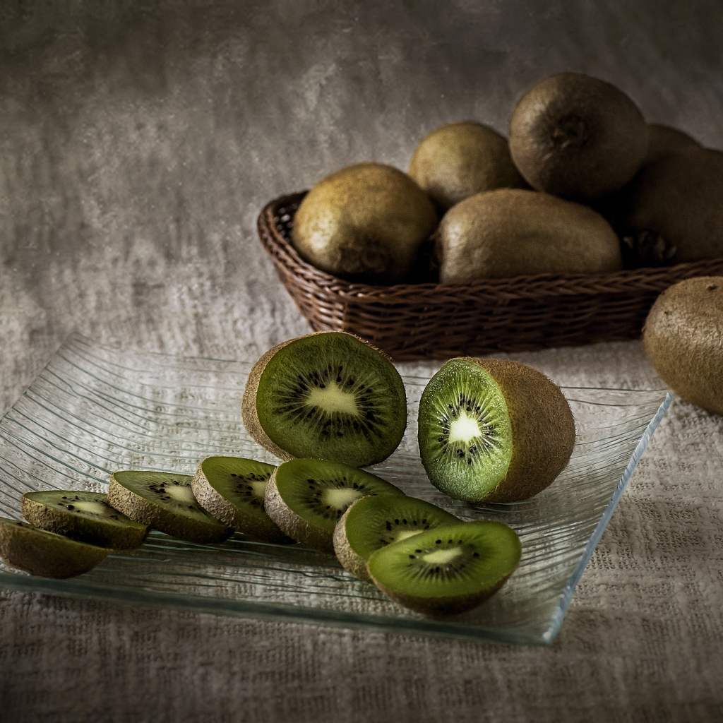 Нарезанный фрукт киви на стеклянной тарелке  