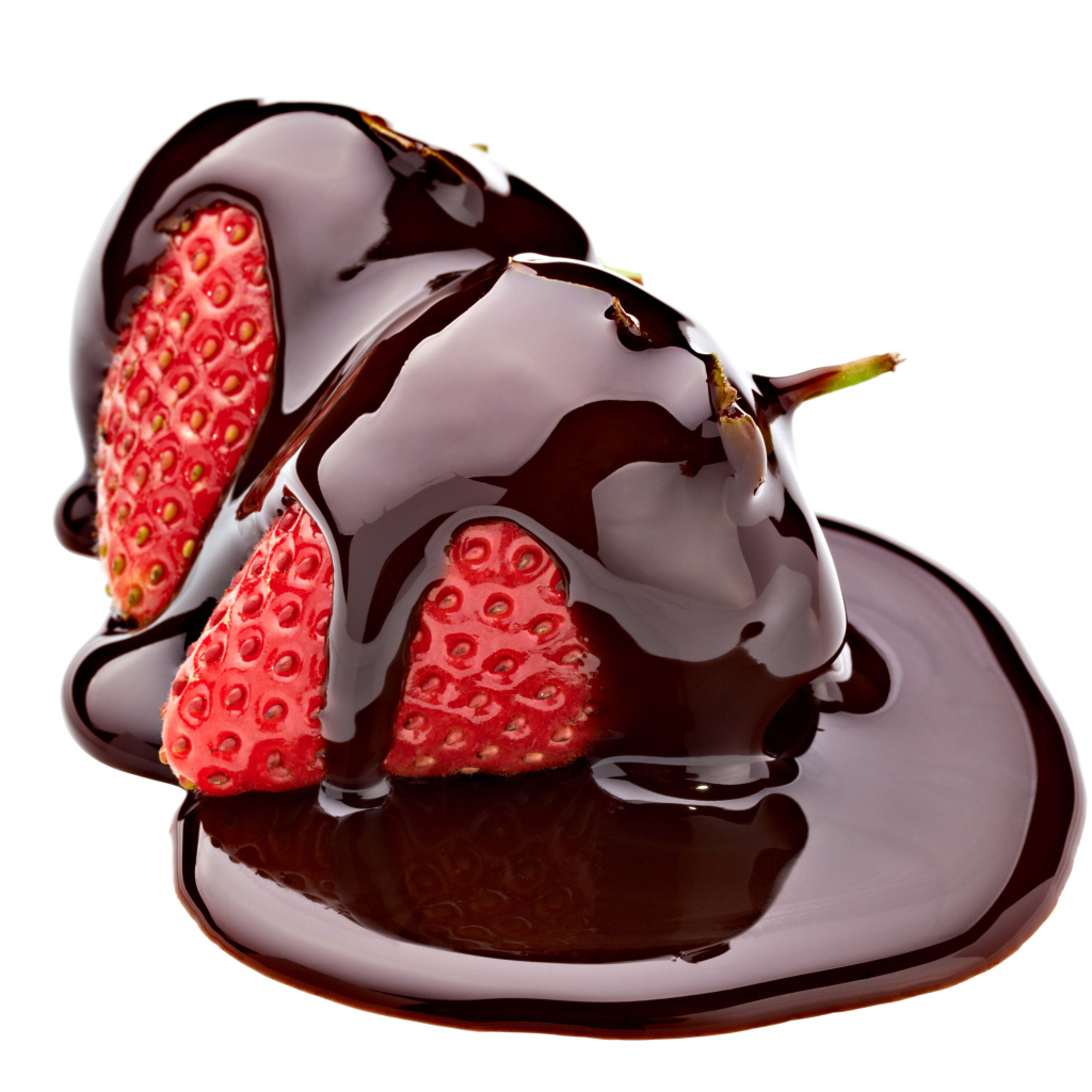 Клубника в черном шоколаде на белом фоне